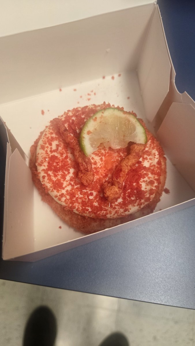 GlennClarkRadio's tweet photo. Crumbl's Flamin' Lime Crunch Cookie is both really clever and good. Good #ImIntoIt week in general.
#ImIntoIt scores:
@theNFLchick 7.5/10
@RAY_DUH_ 4/10 (ignore him)
Glenn 8/10
Watch the show: https://t.co/lcH6lSx15k https://t.co/lza1Ahdx3w