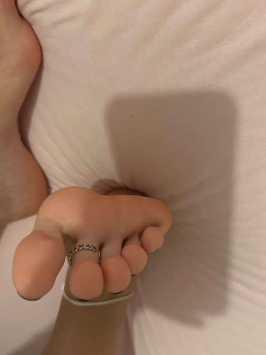 Dashafeetlover's tweet photo. Qui aime les pieds ? #feet #toes #feetfetısh #FootPics #footfetısh #feetdaddy https://t.co/jssOofbbq7