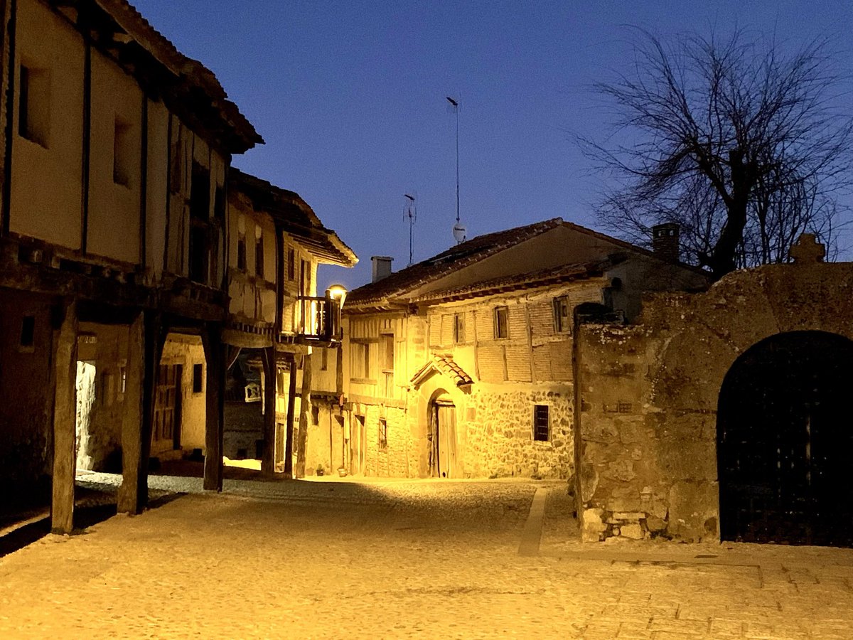 CyLEsVida's tweet photo. La belleza de Calatañazor de noche, Soria
📷 @JulioIrigoyen1 https://t.co/15djxfIFwe