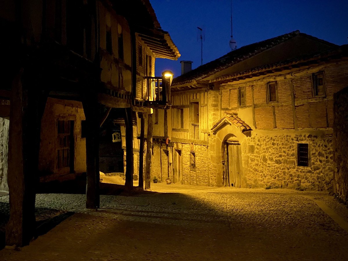 CyLEsVida's tweet photo. La belleza de Calatañazor de noche, Soria
📷 @JulioIrigoyen1 https://t.co/15djxfIFwe