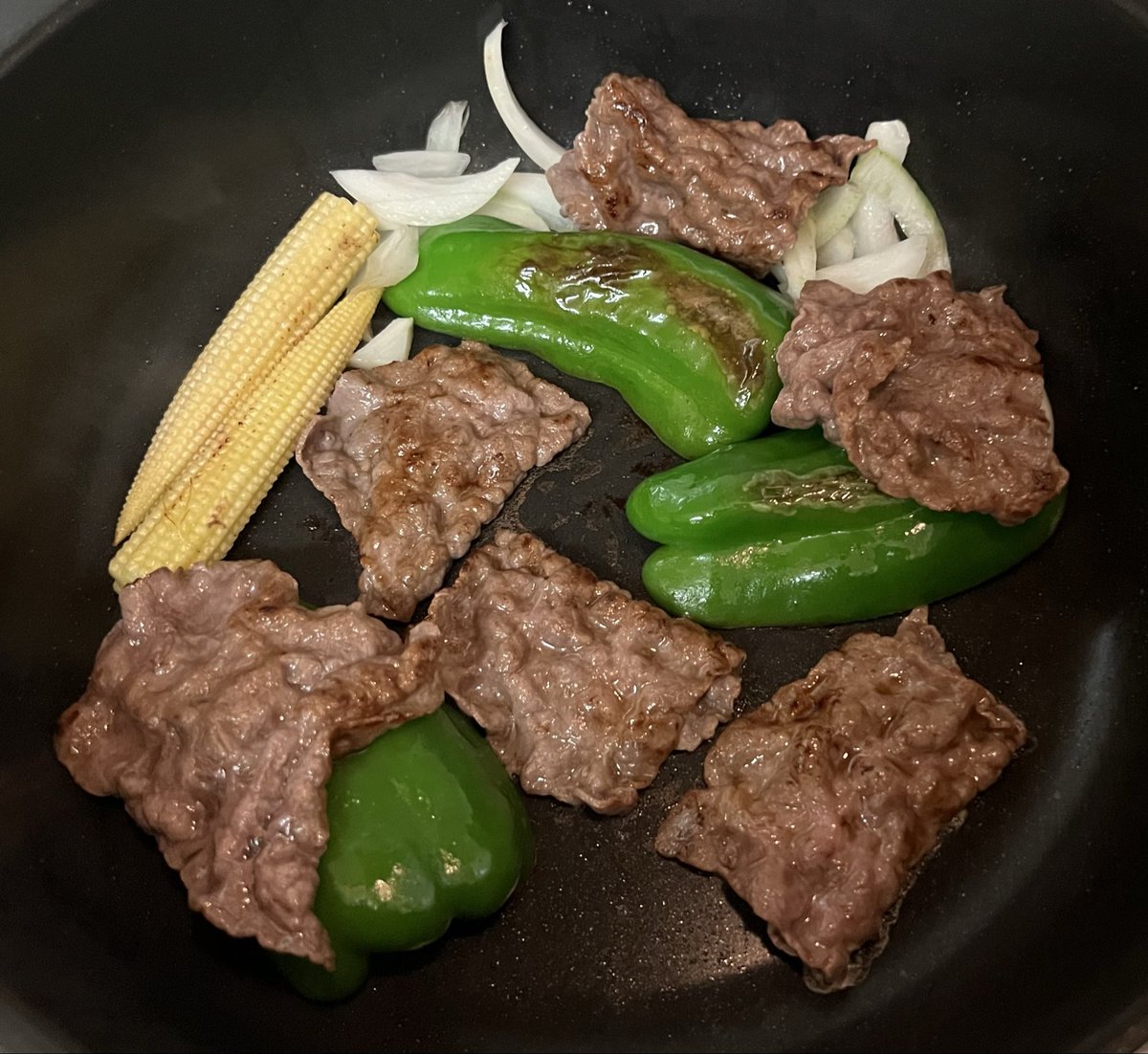 eittp1's tweet photo. 最近の俺の手料理見て

1個目　肉とピーマンを焼いたやつ　タマネギとヤングコーンを添えて
2個目　食べ忘れたお寿司を焼いた海鮮丼　醤油味 https://t.co/wVYtau82As