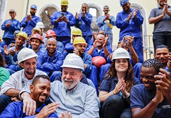 CarlosZarattini's tweet photo. Com Lula, o Brasil gera mais empregos! 

Foram registrados 145 mil novos empregos com carteira assinada em junho, segundo o Novo Caged. 

É mais gente trabalhando, mais renda para as famílias e mais oportunidades para os brasileiros. https://t.co/wawMxaj2ae