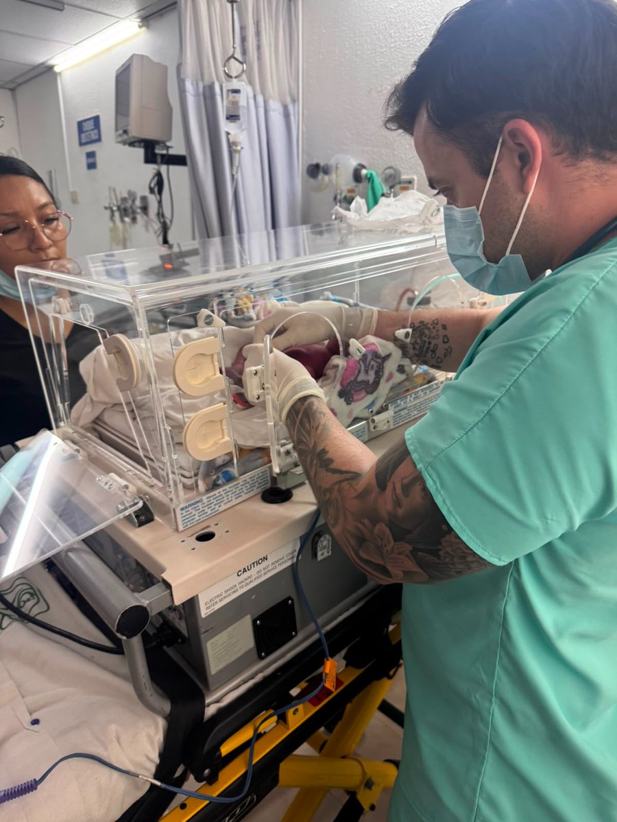 SSDurango's tweet photo. El Hospital General de Santiago Papasquiaro atendió una urgencia obstétrica de paciente que venía desde la comunidad Ciénega de Nuestra Señora con parto gemelar de 29 semanas de gestación, por parto fortuito prematuro; se salvó la vida de un bebé y lo estabilizó el pediatra https://t.co/OWlZcyodAc