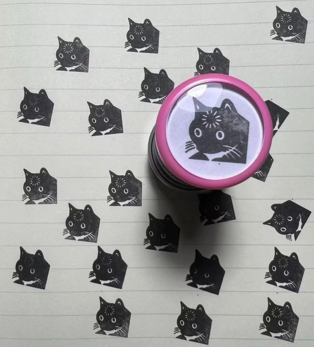 honeyviczous's tweet photo. e minha amg que tem esse carimbo e toda vez q ela não entende algo da aula marca com ele e o caderno ta todo lotado KKKKKK https://t.co/T4cvgr3eDV