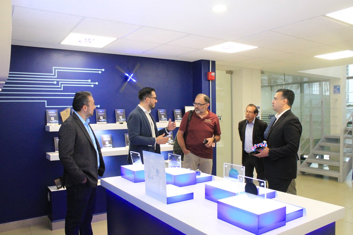 CIDESIMX's tweet photo. 🤝 En #CIDESI recibimos la visita de Texas State University, y de investigadores de Texas State University y Arkansas State University.
Dialogamos sobre oportunidades de colaboración en semiconductores e investigación aplicada.
#Investigación #Innovación
#Semiconductores https://t.co/uhFS52l1w2