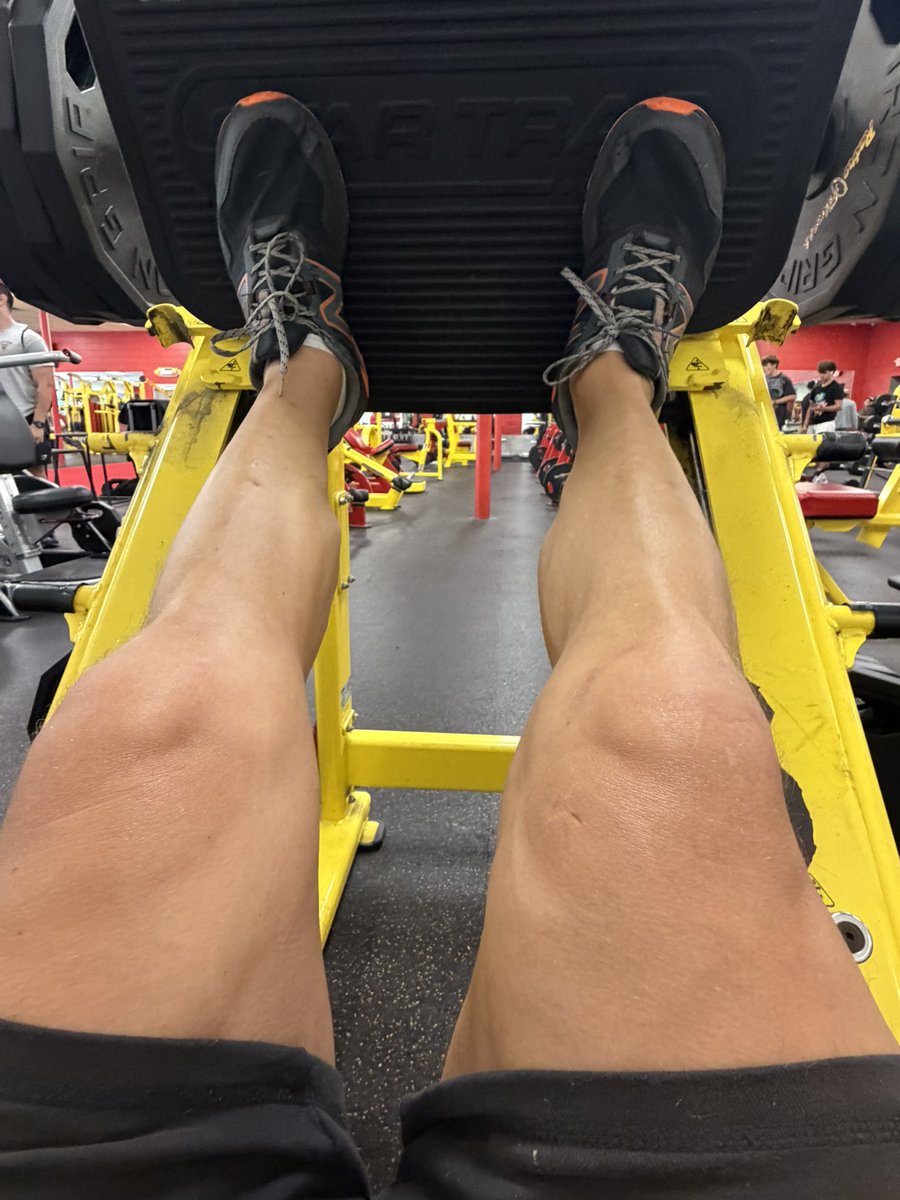 silvrgoat06's tweet photo. I love learning new movements and always improving. This variation on the belt squat is great for the back half and lower back. Nice add on to sets of traditional belt squat and leg press 💪 You either do it or you don’t 🤷♂️ #GymLife #Fitover40 #LowerBody #StrengthTraining #BeFit https://t.co/3iUwdCRgIx