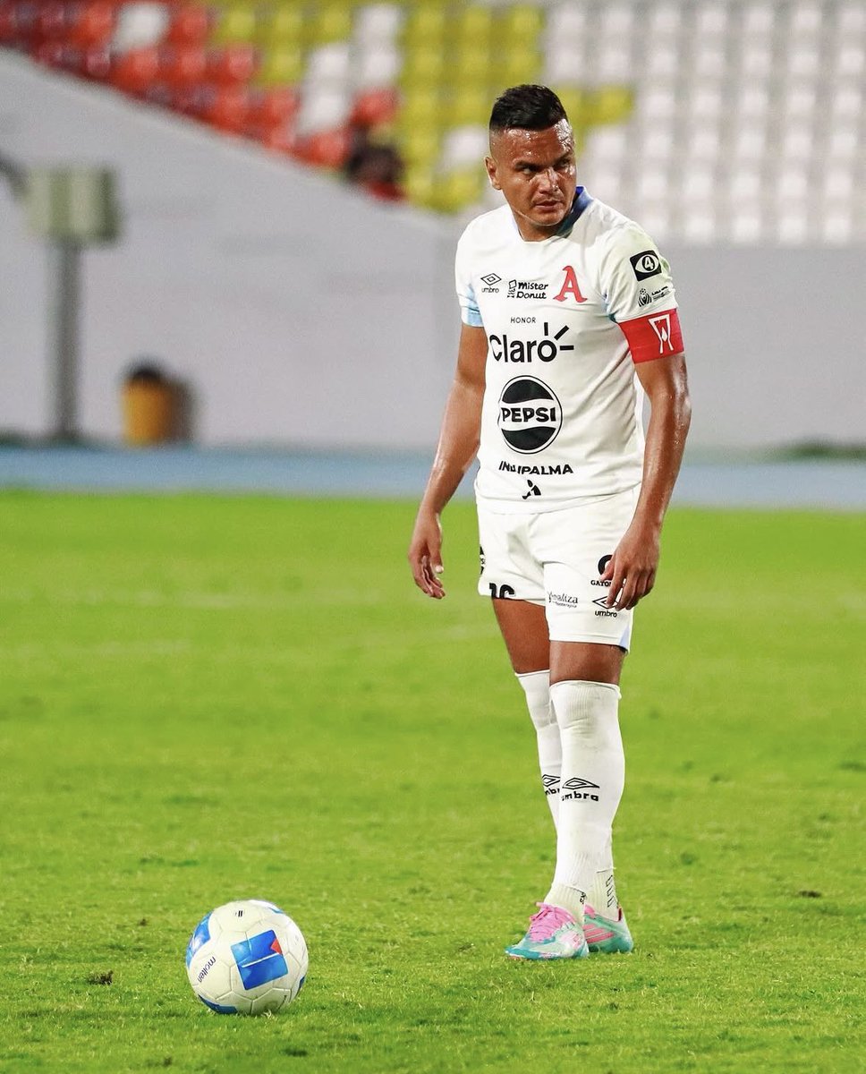 Gerardo8C_'s tweet photo. Lo de este señor es superlativo, es la definición de futbolista profesional, 10 meses lesionado y ayer volvió como que si estuviera en su prime, con todo respeto pero se acabó la mentira de Jorge Cruz, Rudy Clavel o de “Fulanito”. 
Henry es el mejor central de todo el país, olé! https://t.co/Azy1Iaf8bR