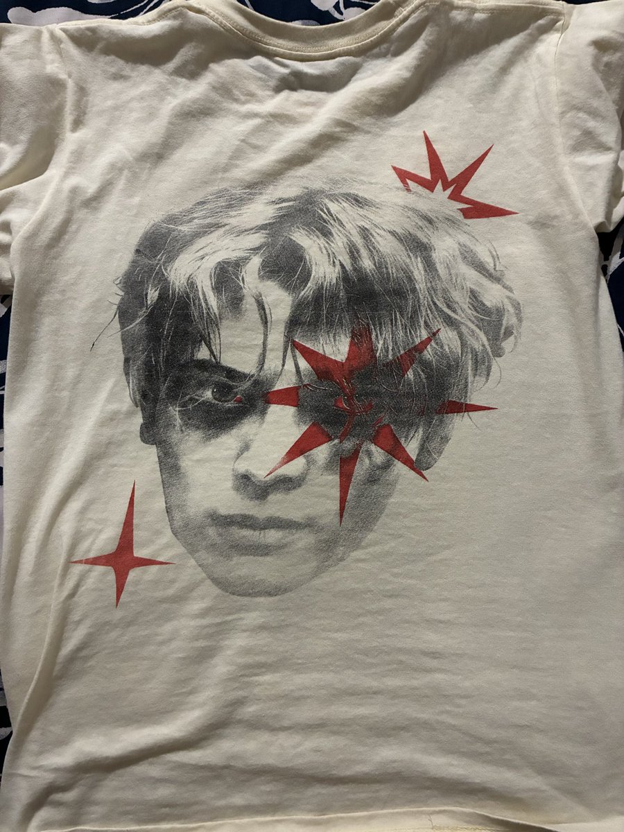 ManesQM's tweet photo. Siempre revisen lo compran cuando salen de un concierto. Fui al concierto de Jackson Wang y compré una playera que me había gustado mucho (creo es porque estaba muy emocionada) jaja ahora duermo con una playera de un tipo que no conozco https://t.co/snjnxiVKgs