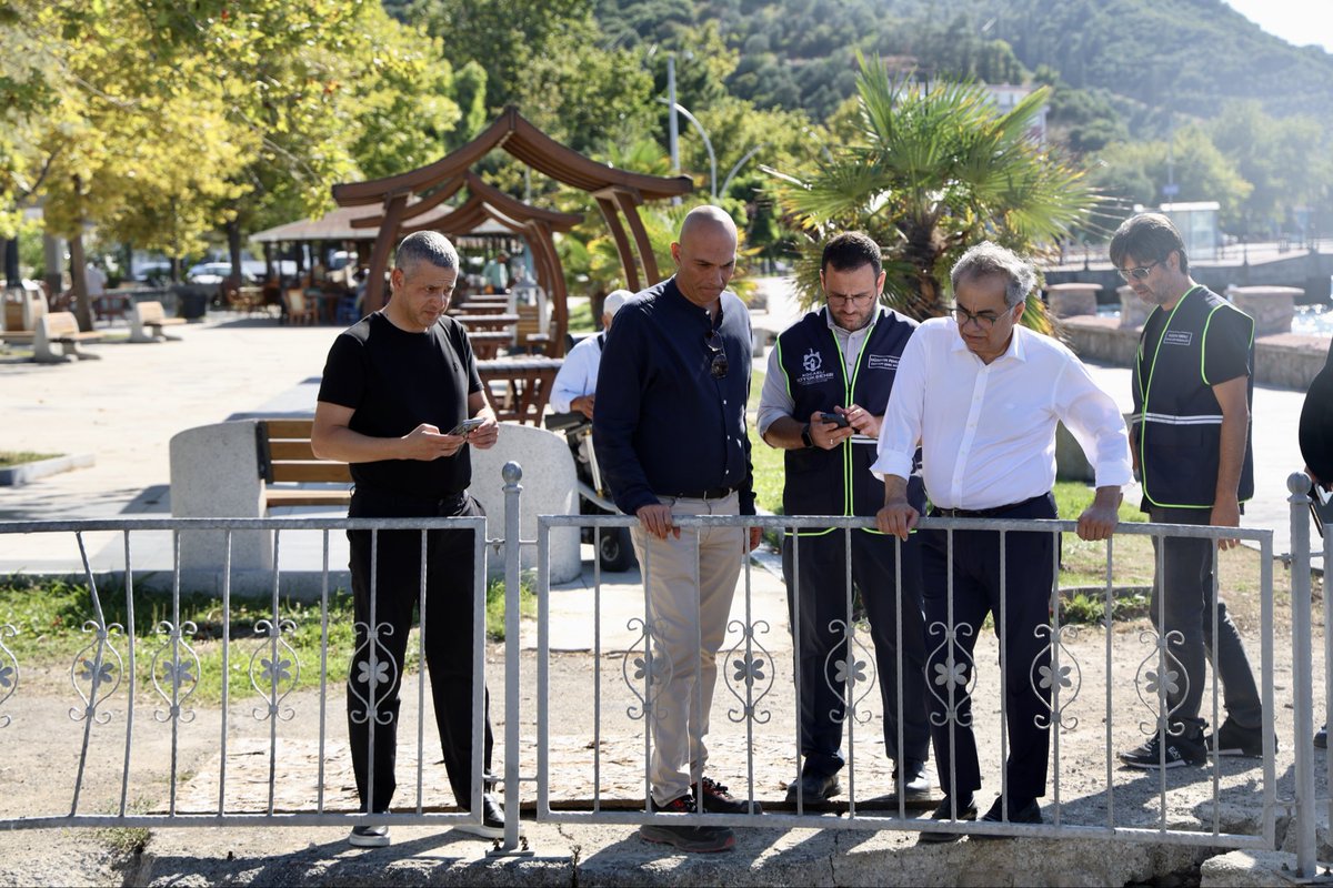 hayribaracli's tweet photo. 📍 Gölcük’teydik.

🏗️ Gölcük Spor Kompleksi,
🌊 Değirmendere Sahili ve
🚶‍♂️ Ulaşlı Sahili’nde devam eden yatırımlarımızı yerinde inceleyerek son durumu değerlendirdik.

Kocaeli’mizin yaşam kalitesini yükseltecek her projeyi, planladığımız takvim doğrultusunda aynı heyecan, titizlik ve kararlılıkla hayata geçiriyoruz.

Daha güçlü, daha yaşanabilir ve daha mutlu bir Kocaeli için durmadan çalışmaya devam ediyoruz. 💙
#ŞehrimKocaeli