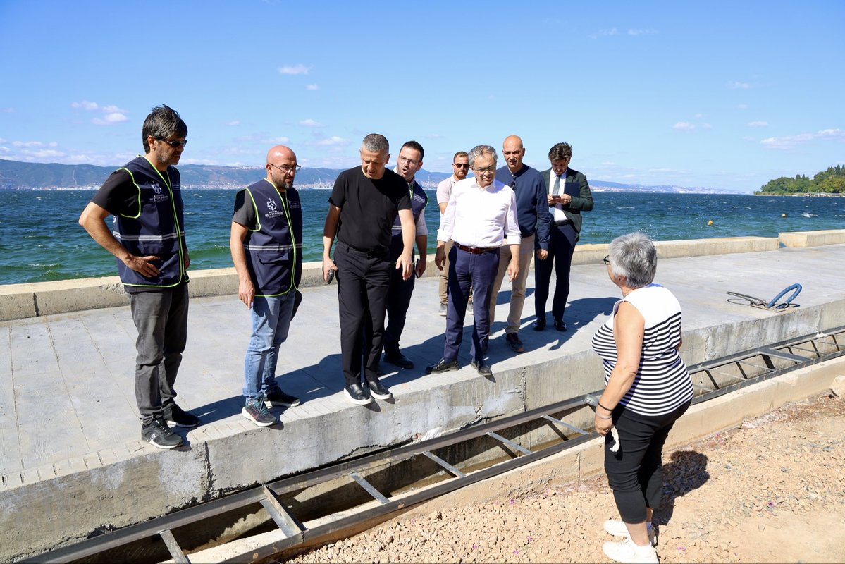 hayribaracli's tweet photo. 📍 Gölcük’teydik.

🏗️ Gölcük Spor Kompleksi,
🌊 Değirmendere Sahili ve
🚶‍♂️ Ulaşlı Sahili’nde devam eden yatırımlarımızı yerinde inceleyerek son durumu değerlendirdik.

Kocaeli’mizin yaşam kalitesini yükseltecek her projeyi, planladığımız takvim doğrultusunda aynı heyecan, titizlik ve kararlılıkla hayata geçiriyoruz.

Daha güçlü, daha yaşanabilir ve daha mutlu bir Kocaeli için durmadan çalışmaya devam ediyoruz. 💙
#ŞehrimKocaeli