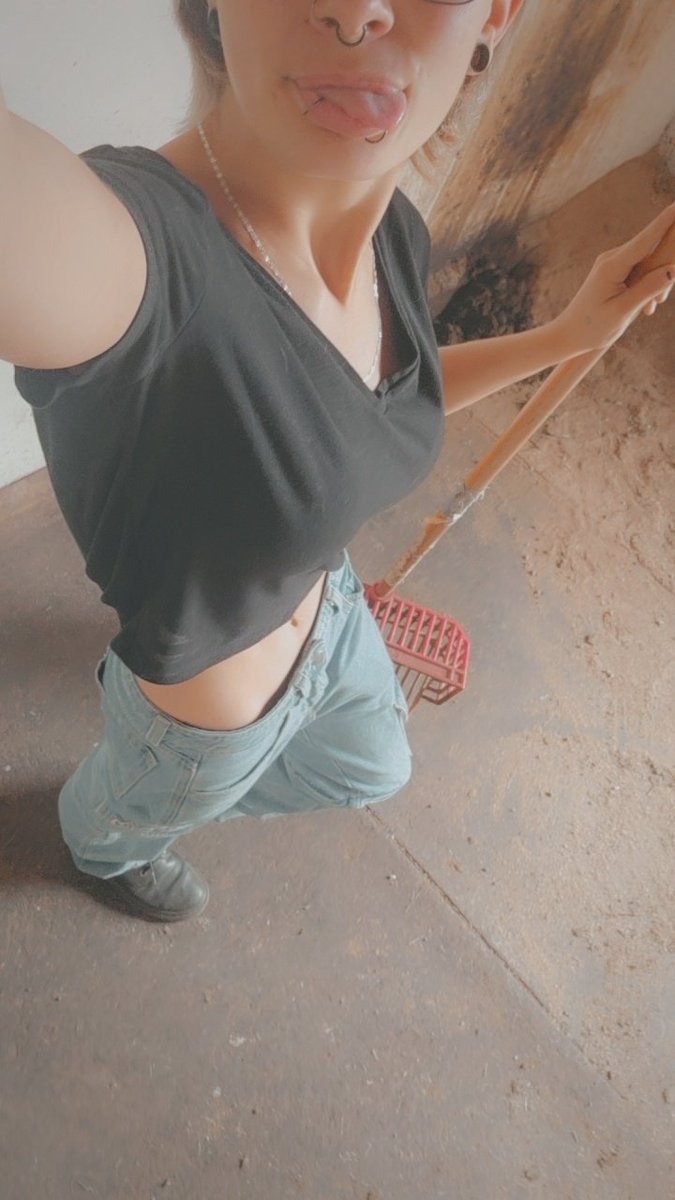 _Battle_Axe_'s tweet photo. Can anyone help me clean stalls?  I cant do it alone 😔

DM'S open https://t.co/2g8hGgWO1a