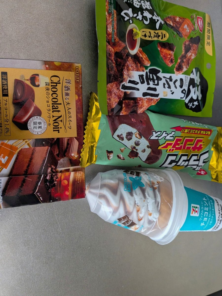 madipeij's tweet photo. 夜中お腹すいたけど我慢した。水飲んで寝る https://t.co/zGUU7k31TB
