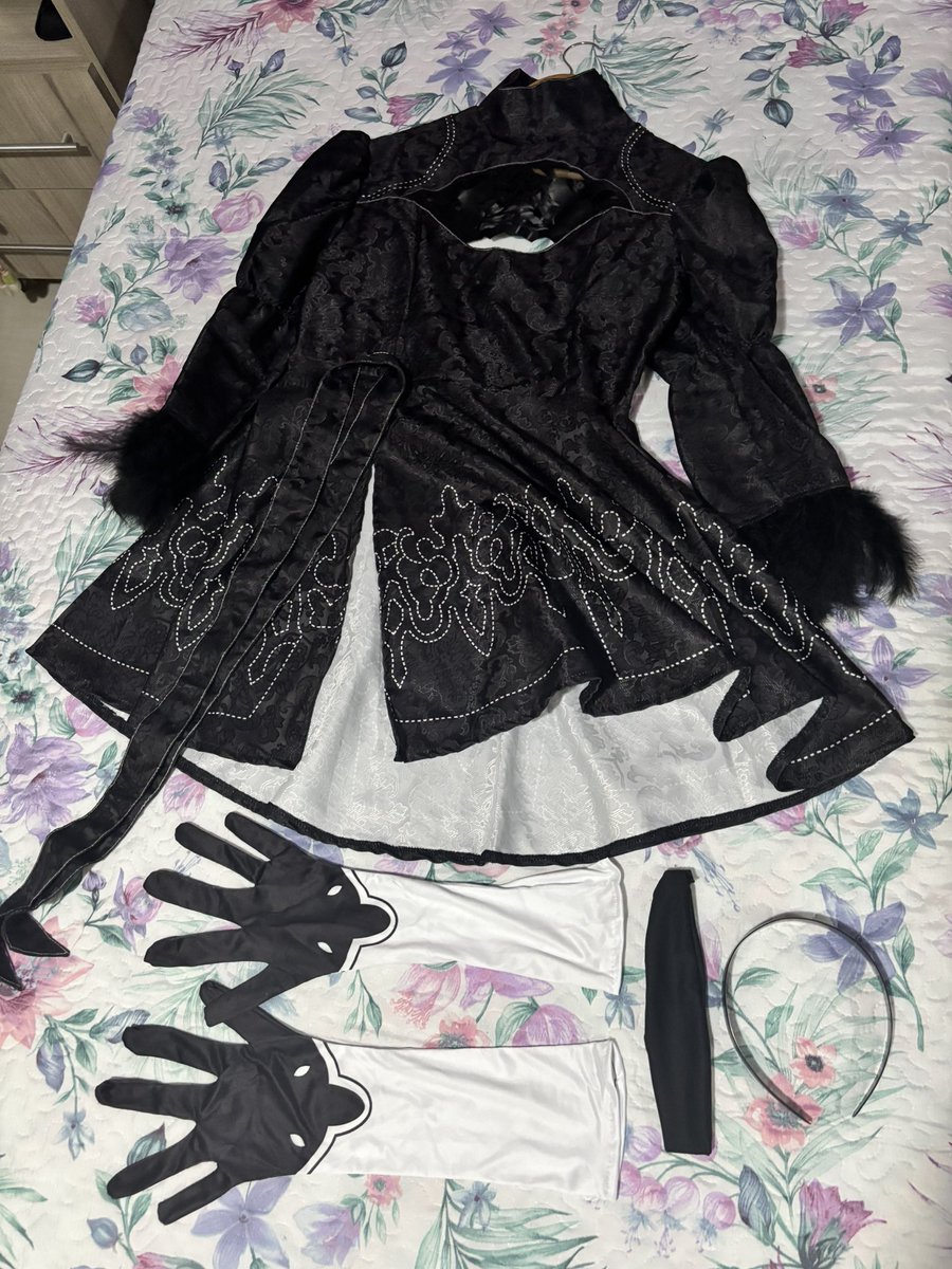 hypinico's tweet photo. 🚨 urgente!! 🚨 

vendo meu cosplay da 2B nier automata!

na tabela diz que ele eh XL chinês, o que deve ser um M-G brasileiro. 

estou vendendo porque fica muito apertado nos seios, então recomendo para quem tem menos de 95cm

avarias: pintei o tracejado branco da cintura + https://t.co/mCuLmYlYa4