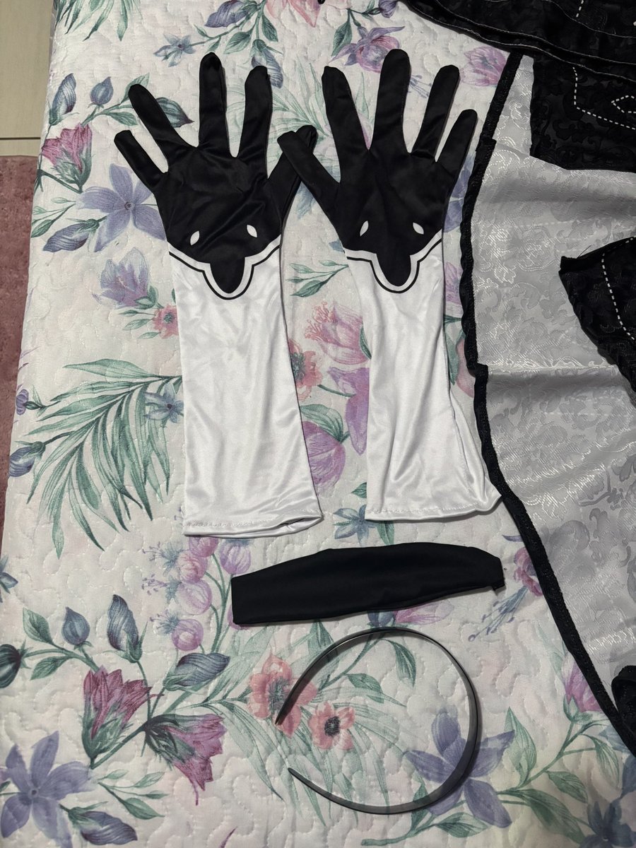 hypinico's tweet photo. 🚨 urgente!! 🚨 

vendo meu cosplay da 2B nier automata!

na tabela diz que ele eh XL chinês, o que deve ser um M-G brasileiro. 

estou vendendo porque fica muito apertado nos seios, então recomendo para quem tem menos de 95cm

avarias: pintei o tracejado branco da cintura + https://t.co/mCuLmYlYa4