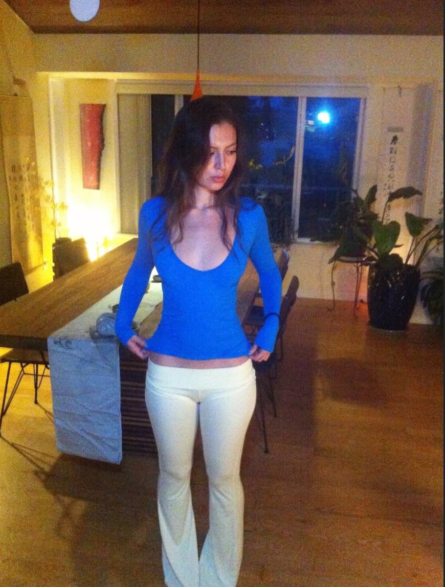 cremebambi's tweet photo. i don’t know who she is, but i want to look like her. https://t.co/AccIyh4A5N