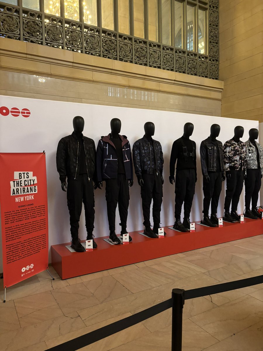 GOOGIEB00GIE's tweet photo. final arirang nyc stop 💜 since im not able to go to the concerts it’s been so fun getting to experience this much of the bts nyc takeover! https://t.co/4pIZXuFNS0