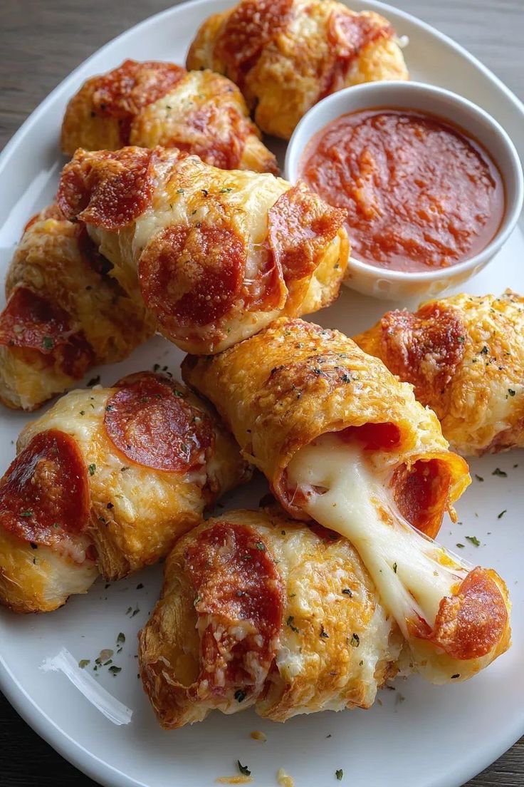 Emmajhones77's tweet photo. Pepperoni Pizza Crescent Rolls.
Do you want to eat this? https://t.co/qr30TFifjo