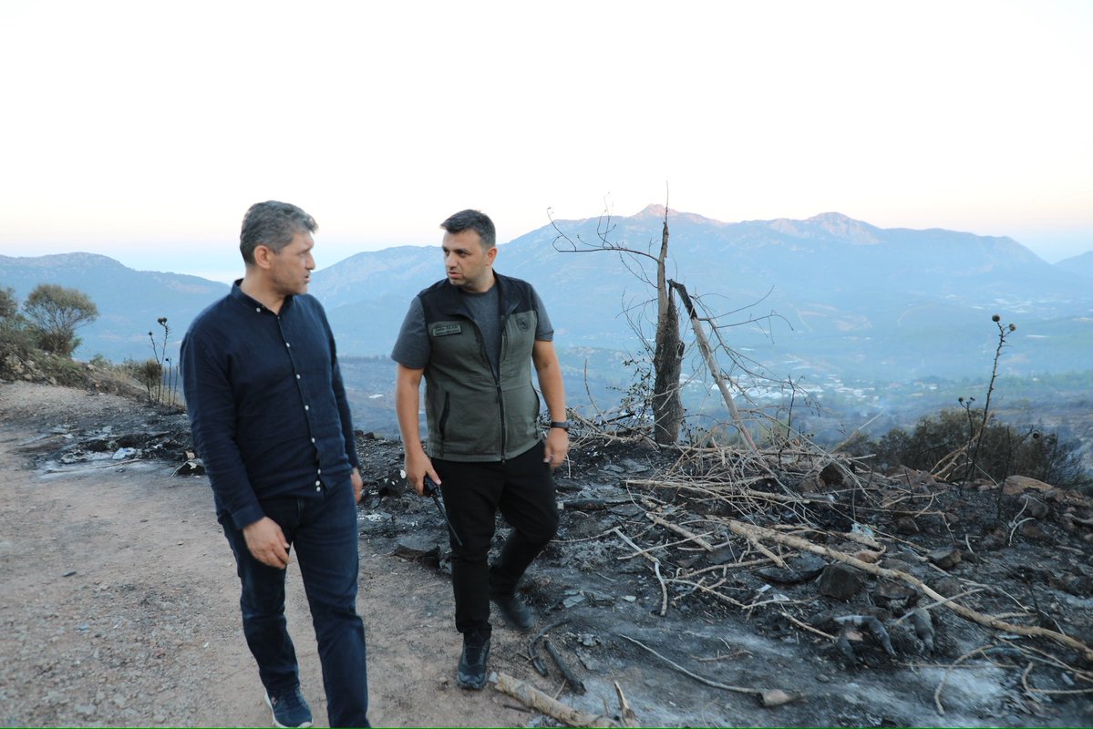 alicetin_07's tweet photo. 📍Kumluca 

Yazır Mahallemiz mevkiinde meydana gelen orman yangınının ardından koordinatörlerimiz, İlçe Teşkilatımız ve İlçe Orman İşletme Müdürümüz ile birlikte bölgede incelemelerde bulunduk.

Yangından etkilenen hemşehrilerimize geçmiş olsun dileklerimizi iletirken, canla başla mücadele eden orman işçilerimizi de ziyaret ederek kolaylıklar diledik. Sahada fedakarca görev yapan tüm ekiplerimize gönülden teşekkür ediyorum.

Rabbim ülkemizi ve milletimizi her türlü afetten muhafaza eylesin. Geçmiş Olsun #Antalya’m