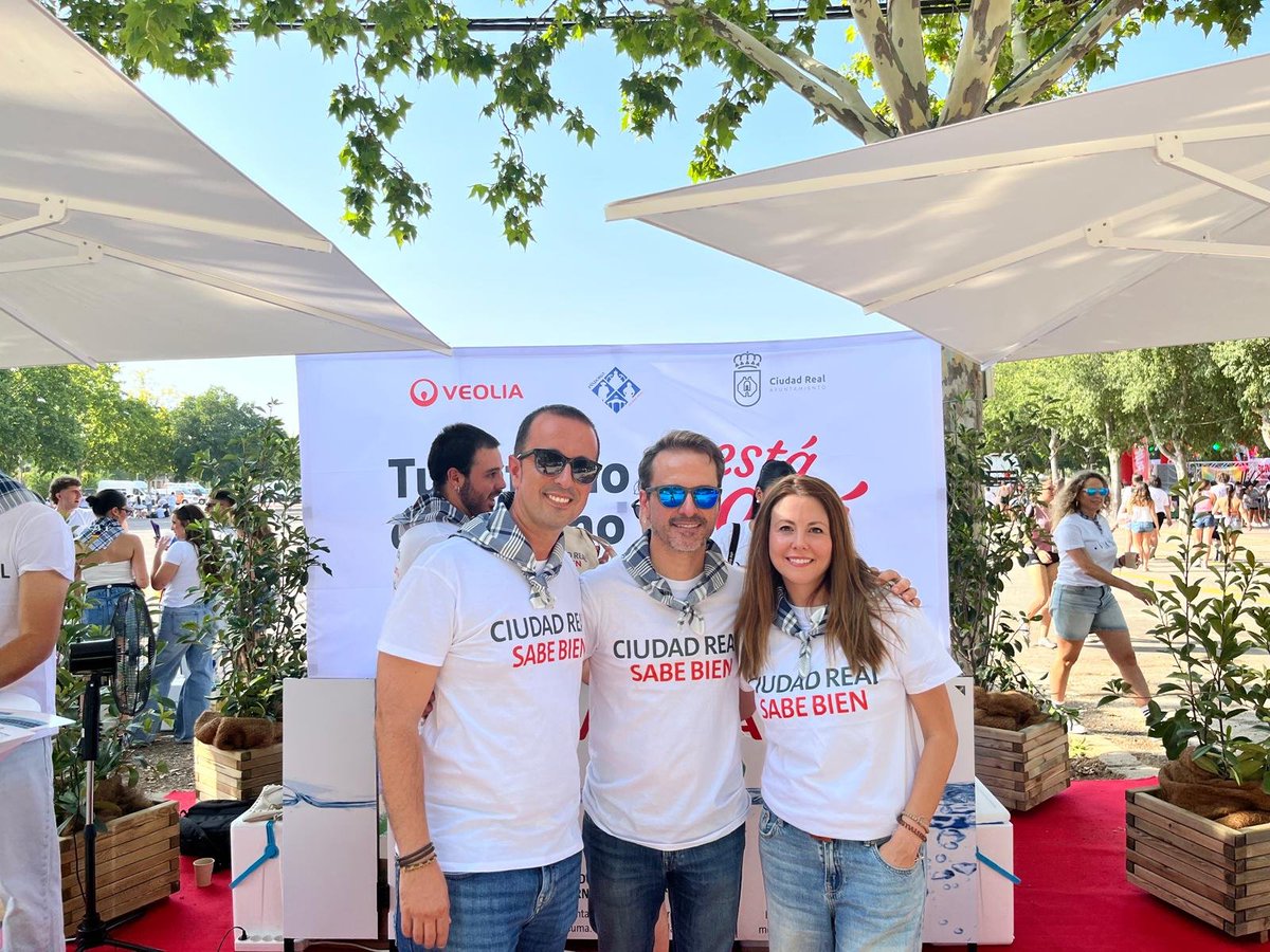 Veolia_Castilla's tweet photo. @AYTO_CIUDADREAL Éxito total de nuestro punto de hidratación en La Zurra. Muchas gracias a nuestro equipazo que lo ha hecho posible y @AYTO_CIUDADREAL  por la colaboración. 
Os dejamos un resumen 📸 🎞 de la jornada de hoy 👏👏 #CiudadRealsabebien 🚰😉
#ServicioMunicipaldeAgua https://t.co/2IUZiFBuKb