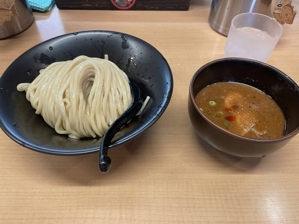Safa_LandT's tweet photo. 夜遅くの自動販売機、なぜか明かりがちょっと落ち着く気がする🤔 やっぱり静かな場所っていいのかもしれない https://t.co/rAncZOngPw