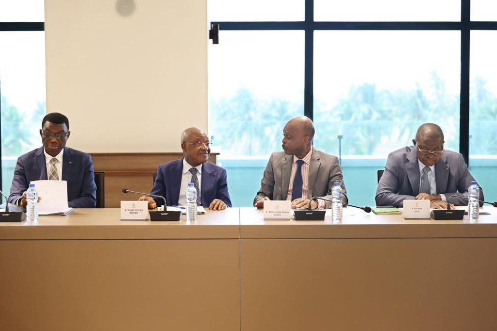 FEGnassingbe's tweet photo. Poursuivre les réformes qui renforcent la résilience de notre pays, modernisent l’action publique et soutiennent un développement durable demeure notre priorité.

Ce matin, j’ai présidé le Conseil des ministres, consacré à l’examen de plusieurs textes portant entre autres sur l’évaluation de la conformité aux normes des produits locaux et importés au #Togo, les communications électroniques et surtout le suivi des investissements dans les communes.