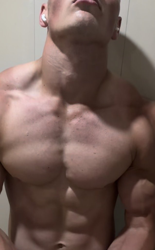 deco88york's tweet photo. Bulking 💪🏻😈💪🏻🍑💪🏻 https://t.co/TIqQvEt2FF