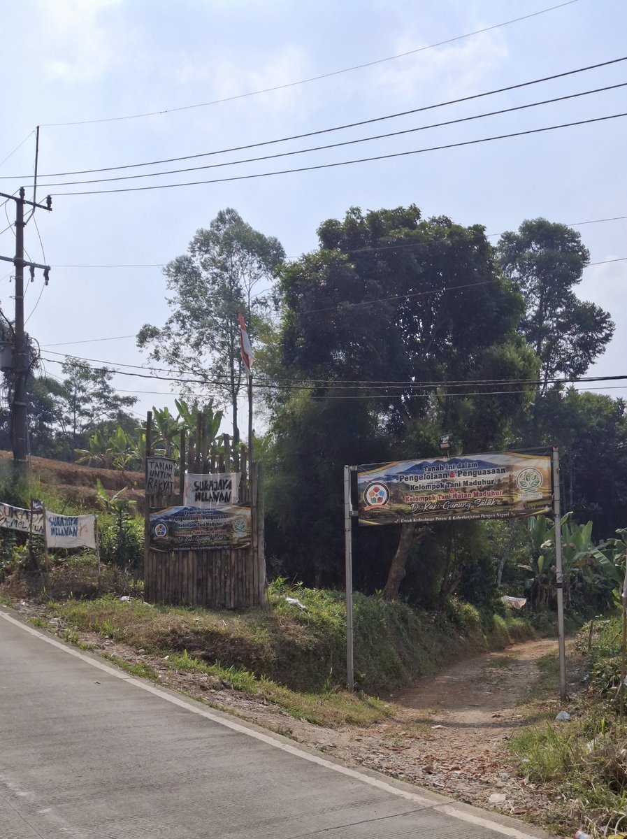 arifmaolan's tweet photo. jalan² ke kaki² gunung salak ketemu jejak protes warga. semoga bentang alam n pertaniannya tetap lestari dari konflik melawan korporat alih fungsi lahan https://t.co/AhyrOyVbGZ