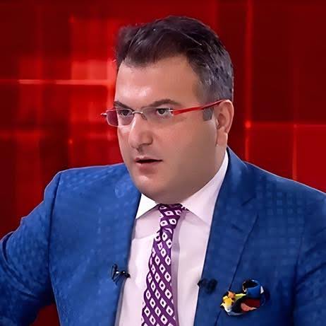 AtillaTasNet's tweet photo. SON DAKİKA! 

İstanbul Cumhuriyet Başsavcılığının yürüttüğü soruşturma kapsamında gazeteci Cem Küçük, "halkı yanıltıcı bilgiyi alenen yayma ve şantaj" suçlarından gözaltına alındı (Anka) https://t.co/epoi98sZWh