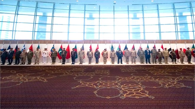 ALAYYAM_INFO's tweet photo. السعودية تُنشئ تحالفاً للدفاع البحري من أجل الملاحة في البحر الأحمر

«الأيام»واس:
إعلان إنشاء التحالف البحري الدفاعي متعدد الجنسيات، بوصفه إطارًا للتعاون  الدفاعي البحري، يهدف إلى تعزيز الأمن البحري، وحماية حرية الملاحة، وتأمين  خطوط التجارة الدولية وطرق إمدادات الطاقة، وحماية المصالح البحرية  المشتركة في مضيق باب المندب، والبحر الأحمر، وخليج عدن، وذلك وفقًا لأحكام  القانون الدولي، واتفاقيات الأمم المتحدة والأعراف الدولية.