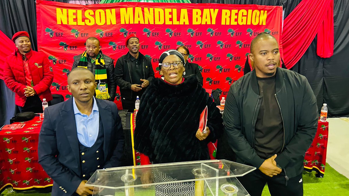 EFFEASTERNCAPE_'s tweet photo. ♦️IN PICTURES♦️
The mother of the late fighter Zanele Mali alongside her siblings at the memorial service of her daughter, fighter Zanele.
#RIPFighter https://t.co/jcpMOADkkJ