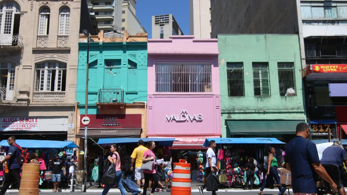 gazetadopovo's tweet photo. Comércio de rua em crise: empresários tentam se reinventar para evitar fim das lojas físicas. Entenda na Gazeta do Povo.