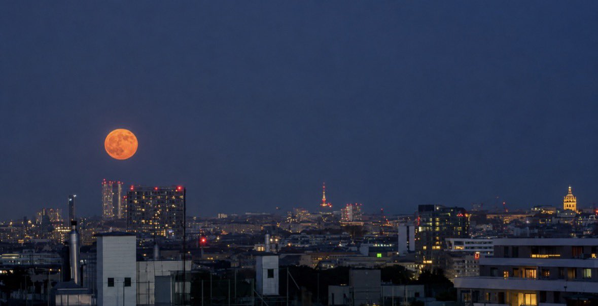 gatschrunner's tweet photo. … schaut euch diesen Mond an! #wienliebe #vollmond https://t.co/NrZP0tbNeN