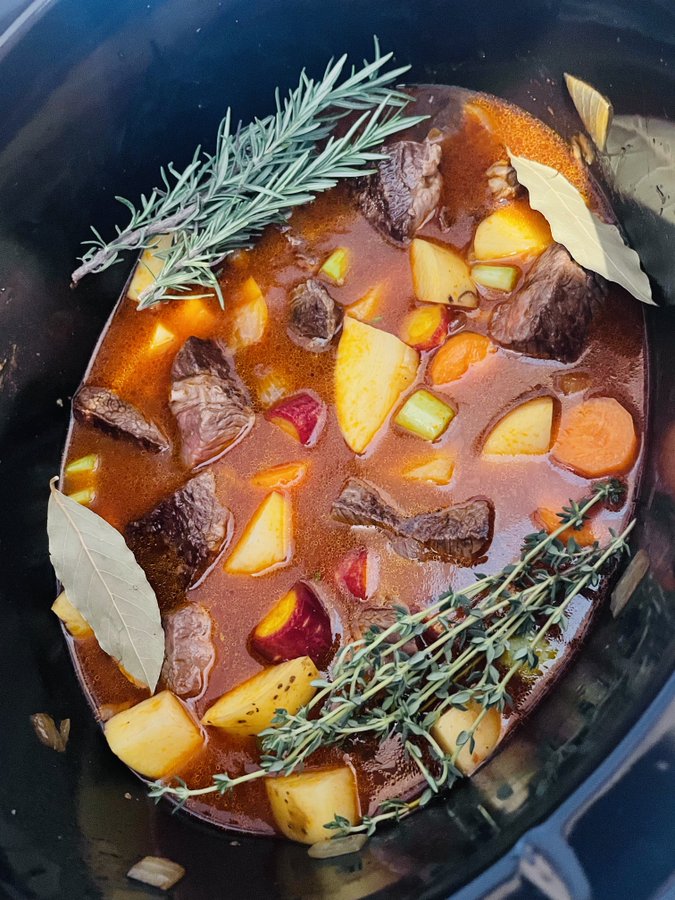 coookwithchris's tweet photo. CROCK POT THREAD

Crock pot meals are extremely convenient to throw together in the morning, then have a hot dinner waiting for you at the end of the day

Here are 8 of my favorite crock pot recipes that you can set and forget: