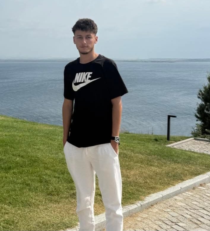 HerodotDiyorKii's tweet photo. Arkadaşlar yardımcı olabilir misiniz polis de bir taraftan araştırıyor. 

Ahmet Yaser Pınarbaşı (19) 28 Temmuz 2026 Salı günü saat 10.00 sıralarında Sultangazi Yayla Mahallesi'ndeki evinden ayrıldıktan sonra kendisinden haber alınamıyor.

Görenlerin veya yerini bilenlerin en yakın polis merkezine ya da aşağıdaki numaraya bilgi vermesi rica olunur.

İletişim: 0536 564 46 77