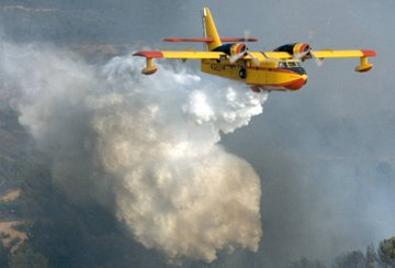 volkan_giritli's tweet photo. 👉Bazı ülkelerin ve Türkiye'nin Orman Yangını Hava Söndürme filoları envanteri...👇👇👇

🇬🇷⏩YUNANİSTAN: (39.018 km2 orman yüzölçümü)
Canadair CL 215 - 11 adet 
CL 415 -7 adet
PZL M-18 Dromader - 18 adet.
AT 802 Air Tractor - 14 adet (kiralık)
DHC 515 - 7 adet (sipariş)
AT 802 Air Tractor - 25 adet (sipariş)

Helikopter : 45 adet (30'u kiralık)

🇫🇷⏩FRANSA: (175.032 km2 orman yüzölçümü)
Canadair CL 415 - 12 adet.
Bombardier Dash 8 Q400MR - 8 adet.
Airbus A400M - 1 adet.
Beechraft - 3 adet.

AT 802 Air Tractor - 6 adet (Kiralık)

Helikopter : 40 adet. (27'si kiralık)

🇪🇸⏩İSPANYA: (191.328 km2 orman yüzölçümü)
Canadair CL-215-T - 10 adet.
CL-415 - 15 adet.
AT 802 Air Tractor - 30 adet.
PZL M-18 Dromader - 15 adet.

Helikopter: 110 adet. (85'i kiralık)

🇮🇹⏩İTALYA: (100.000 km2 orman yüzölçümü)
Canadair CL 415 - 18 adet.
AT 802 Air Tractor -3 adet (dönemsel kiralık)

Helikopter : 25 adet. (10'u kiralık)

🇹🇷⏩TÜRKİYE: (233.630 km2 orman yüzölçümü)
AT 802 Air Tractor - 12 adet.

Kiralık uçaklar:
Canadair CL-215 - 3 adet.
CL-215T - 4 adet.
AT 802 Airtractor Fireboss - 6 adet.
Beriev BE 200 - 2 adet (Dönemsel Kiralık)

Helikopter : 119 adet. (84 adedi kiralık)
➖➖➖➖➖
SONUÇ: Türkiye'nin büyüklüğü göze alındığında orman yangını hava söndürme filosu benzer kuşaktaki ülkelere göre ne yazık ki zayıf kalmaktadır. Helikopter sayımız yeterli gözükse de, en az 200'e tamamlanmalıdır.
Acilen en az 15 adet CL-415 ve 50 adet AT 802 uçak envanterimize katılmalı. Yine kiralık dışında en az 2 adet Beriev BE 200 envanterimize dahil edilmelidir.
➖➖➖➖➖
Görsel-1: Canadair CL 215 ve CL 415.
Görsel-2: AT 802 Air Tractor.
Görsel-3: Bombardier Dash 8 Q400MR
Görsel-4: Beriev BE 200 
#yangın #OrmanYangını #Fethiye #Muğla #Antalya #Alanya #Kumluca #Edremit #Gömeç #Altınoluk #Çanakkale #perşembe #yeşilvatan