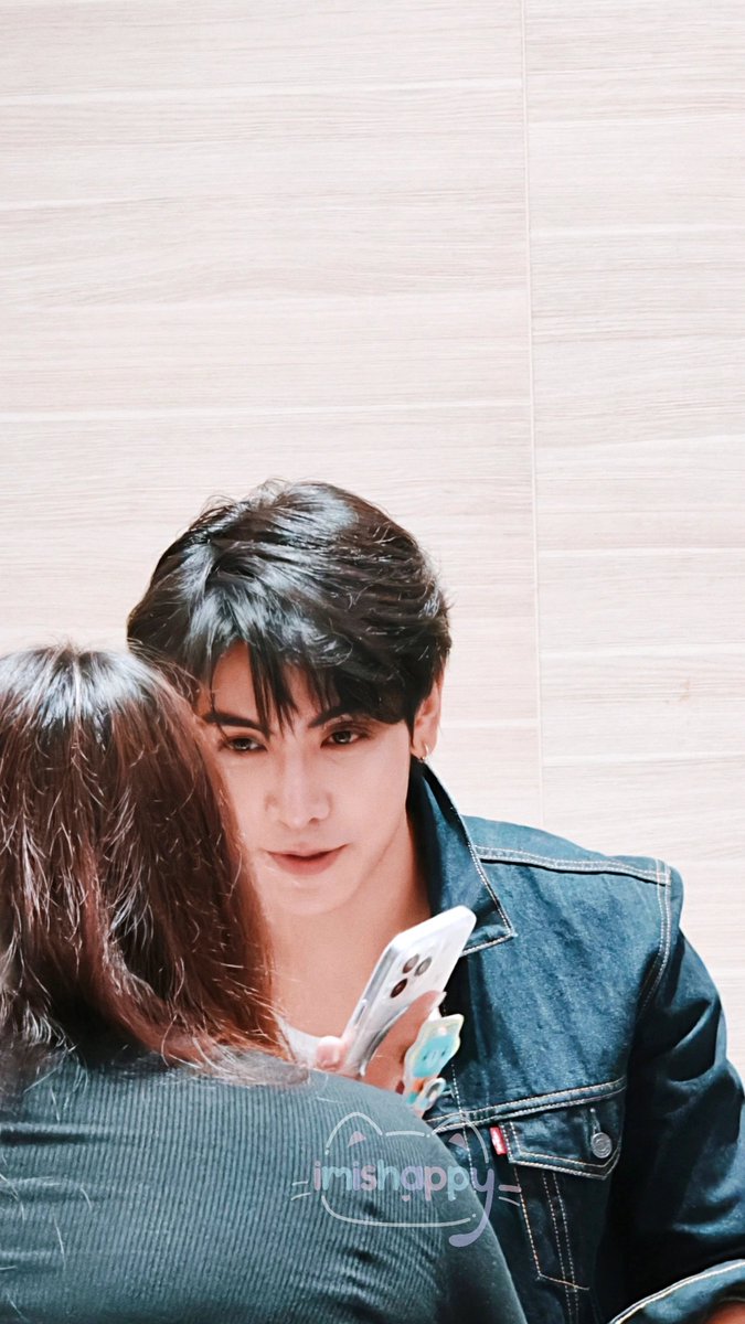 iamishappy_'s tweet photo. รีวิวได้ไซน์แจสเปอร์ครั้งแรก !

จุง อาเชน  
: จุงเด็กดีมาก เจอจุงคนแรกเราเหมือนน้ำท่วมปาก จุงพยายามอายคอนเเทคเรามาก >< แต่เราสู้ไม่ไหวพูดไรไม่ออกเลยบอกจุงว่า "ขอบคุณที่เกิดมานะ'' 🌻

อู๋ ธนบูรณ์
:จุงว่าหนักแล้วอู๋หนักกว่า พูดลิ้นพันกันไปหมด แต่อู๋ฟังเข้าใจได้ยังไงเก่งง่ะ แต่อู๋สว่างมาก ตาพร่าไปหมด ขอบคุณอู๋ที่เข้าใจในสิ่งที่เราพูดเพราะเราไม่เข้าใจตัวเองเลย ขอบคุณนะ🤍

แซนต้า พงศภัค
: แซนต้าสมมงวิชวลมาก ตาต้าชวนคุยเก่งมาก จีบก็เก่ง ขนาดเจอฉันครั้งแรก ตาต้าไม่ปล่อยผ่านมาก จะจีบให้ชั้นเป็นโพแฟนสาวอยู่งั้น ยิ้มหวานปานน้ำผึ้ง พี่เจ็บแผลคลอดมาดนะ แต่ไม่เป็นไรพี่รักเคะ💖

ปอนด์ ณราวิชญ์
: ปอนด์เป็นคนสุขุมมาก ปอนด์เหมือนภาพวาดอ่ะ เหมือนจะจับต้องได้แต่ไม่เลย เหมือนเรารู้สึกว่าความรักที่เรามีให้ปอนด์มันมากแล้วใช่ป่ะ แต่พอฟังปอนด์พูดวันนี้ "การถูกรักโดยใครสักคนมันเป็นแบบนี้นี่เอง " ✨🐶

JASPER FLAREY FANSIGN

#งานมหกรรมนิยายนานาชาติ2026xJASPER