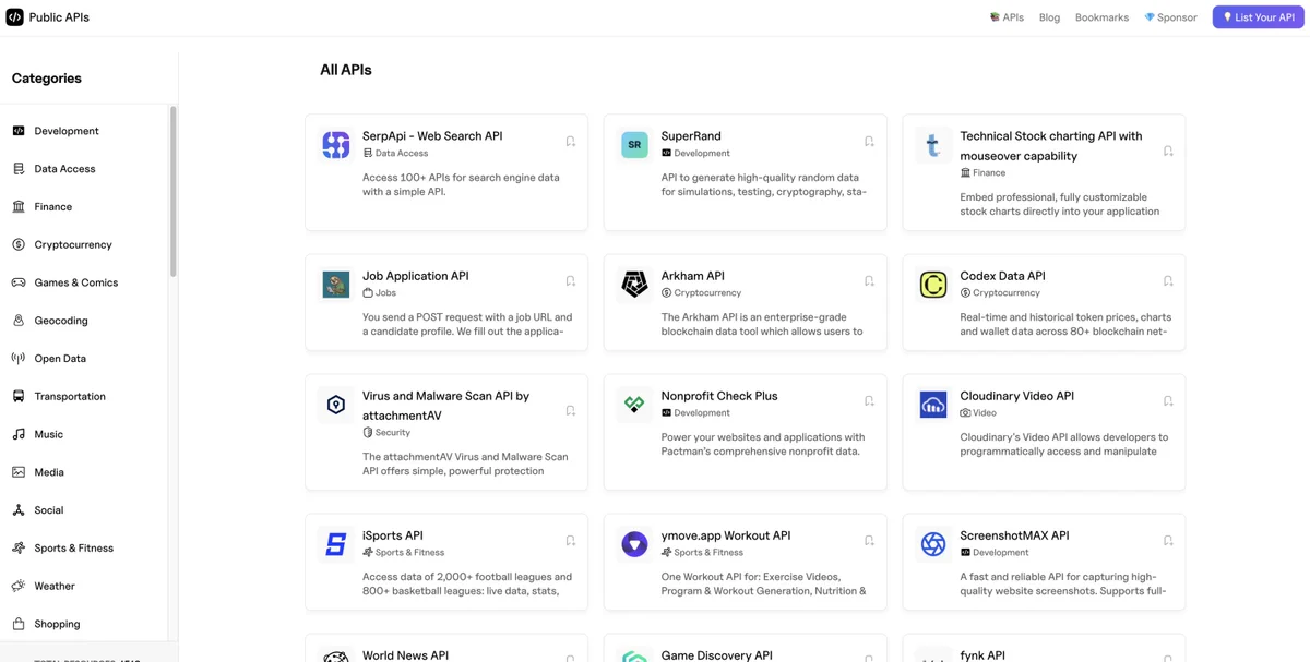 Captura de la web Public APIs con un catálogo de APIs organizado por categorías y tarjetas. Hay opciones de búsqueda, finanzas, empleo, seguridad, vídeo, deporte y más: básicamente un supermercado para developers, pero sin carrito ni línea de cajas.