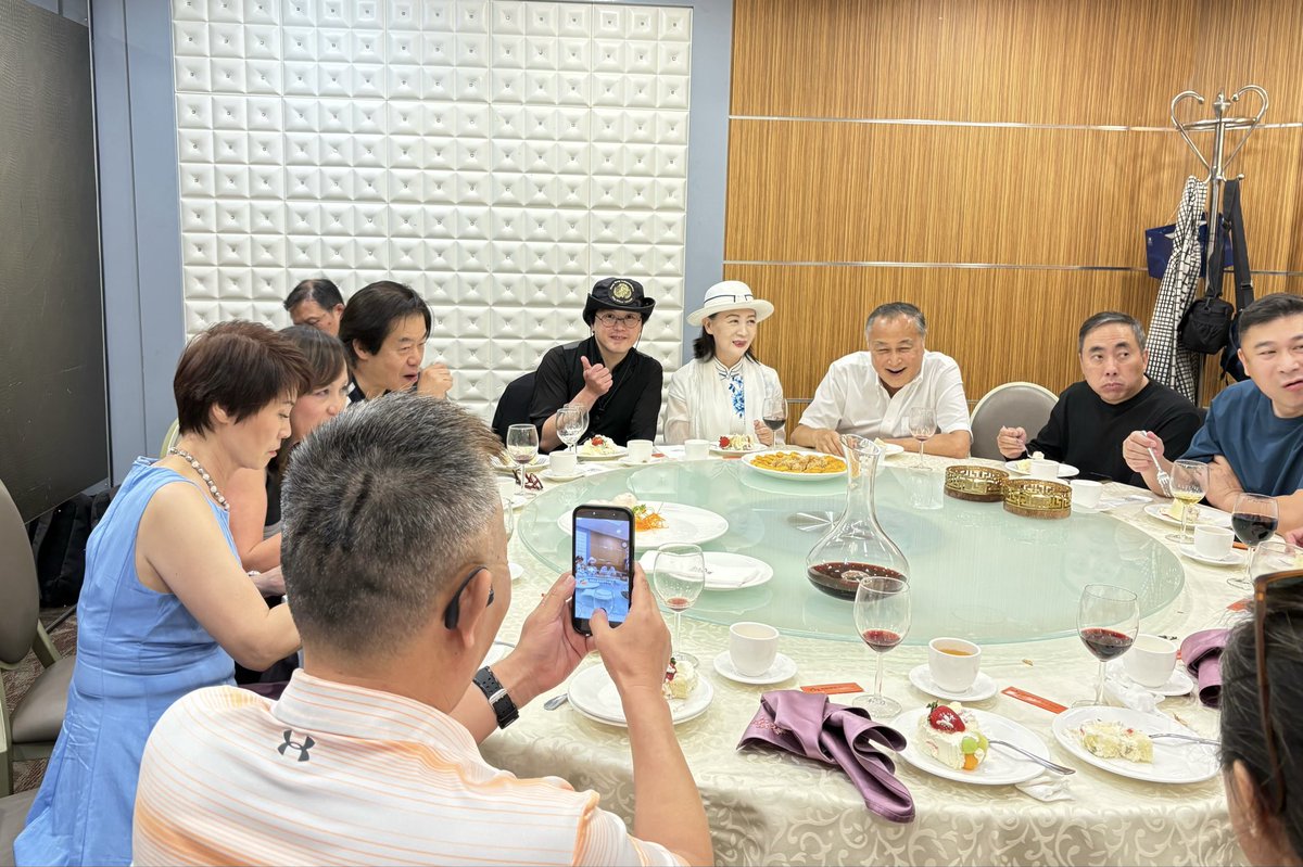 ShengXue_ca's tweet photo. 我此次赶到温哥华，是为和袁弓夷先生及朋友们一起推动一个紧急的人道救援案。同时深入研究讨论及确定一个反击中共在东南亚地区跨境镇压的系统性策略，特别是有效惩罚像泰国这样长期配合中共实施逮捕、绑架、遣送的国家行为。
因我生日是几天后的8月2日，袁爸特借此为我庆生🙏💞
感恩袁爸及朋友们的深情厚谊🌹🌹🌹
家人是我的底气，朋友是我的福气，反共同道让我们见证义气，灭共江湖让我们展现志气。