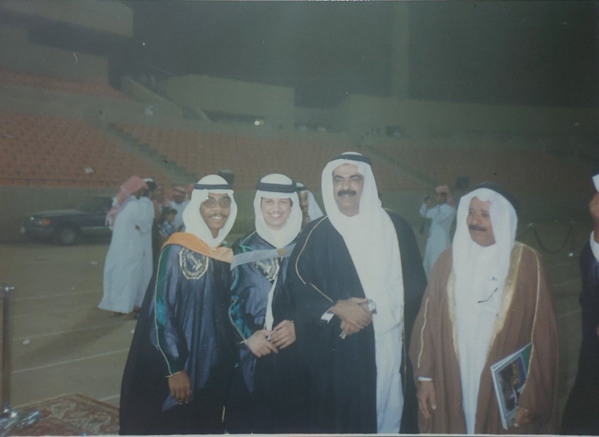 AAltaiyeb's tweet photo. التقت بمعالي الدكتور بكر عبدالله بن بكر، مدير جامعة البترول والمعادن، مرات قليلة في حياتي، حين كنت طالبا، في الجامعة. وتشرفت بأخذ صورة تذكارية معه يوم تخرجي في الجامعة.
شعور الفقد صعب وغريب. كمن يفقد أباه مرتين.
أسأل الله أن يجمعنا به في رياض الفردوس الأعلى من الجنة. https://t.co/vhY74mG4iA