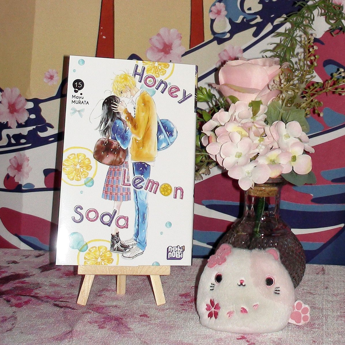 FleursdeSakura's tweet photo. Une lecture sympathique avec le T 15 de Honey Lemon Soda 😍 @nobi__nobi 

Vous aurez mon avis lundi dans "Mes lectures de la semaine" 😊

➡️ Mon avis sur la série est ici :
https://t.co/Jl0hJ53Y8J

Lisez-vous ce titre ? https://t.co/fAkdmLyikA