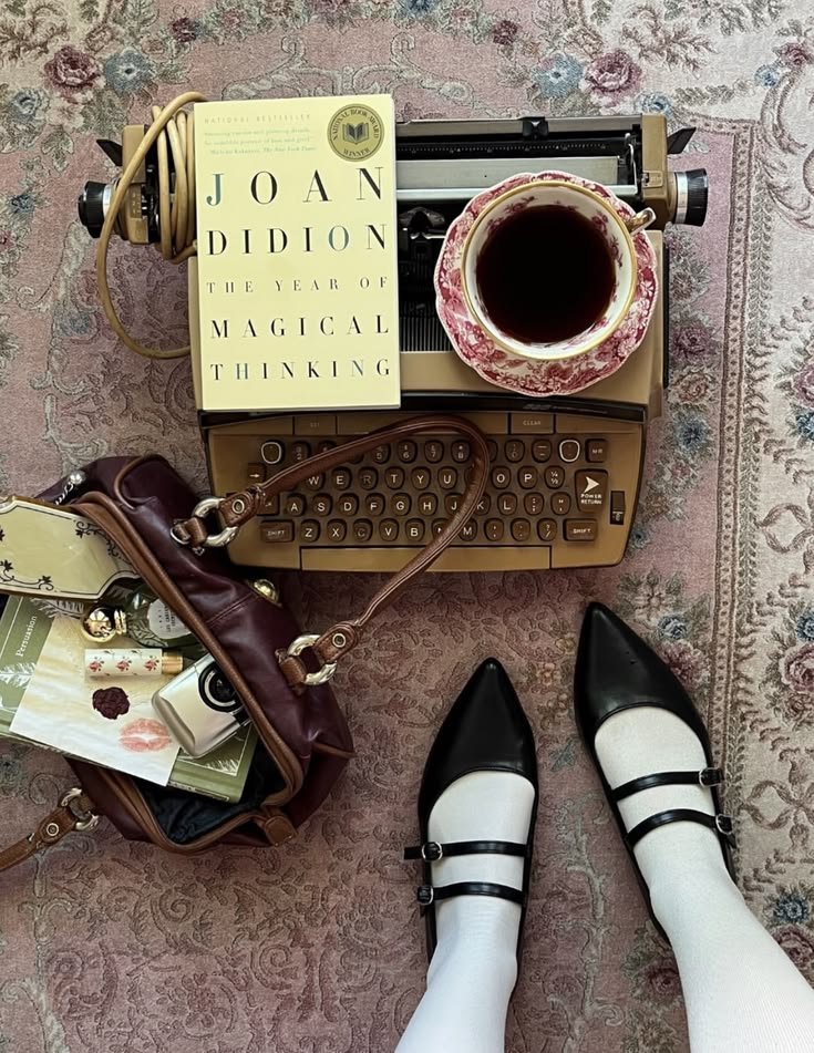 eyrediaries's tweet photo. ☆ moot hunt: looking for more interactive moots #booktwt #studytwt
– she/her; eng/spa
– genres: romance, classics, history &amp; nonfic 
– pride and prejudice, hamilton, latin american literature and vampires
– true crime podcasts
 reply or interact to be moots! ♡ https://t.co/OGnixKPcwc