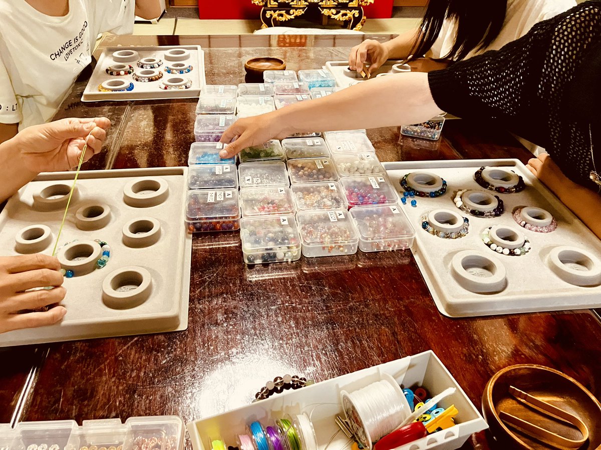 TERA_space76's tweet photo. 今日の腕輪念珠作りとお線香作り体験の様子です♪

夏休みに入りました！
寺スペースも先週から1時間前倒しの9:00オープンになってます✨

親子みんなで楽しみにしてください😊

#京都
#体験
#お線香
#腕輪念珠
#寺スペース https://t.co/W6LkTkZUiA