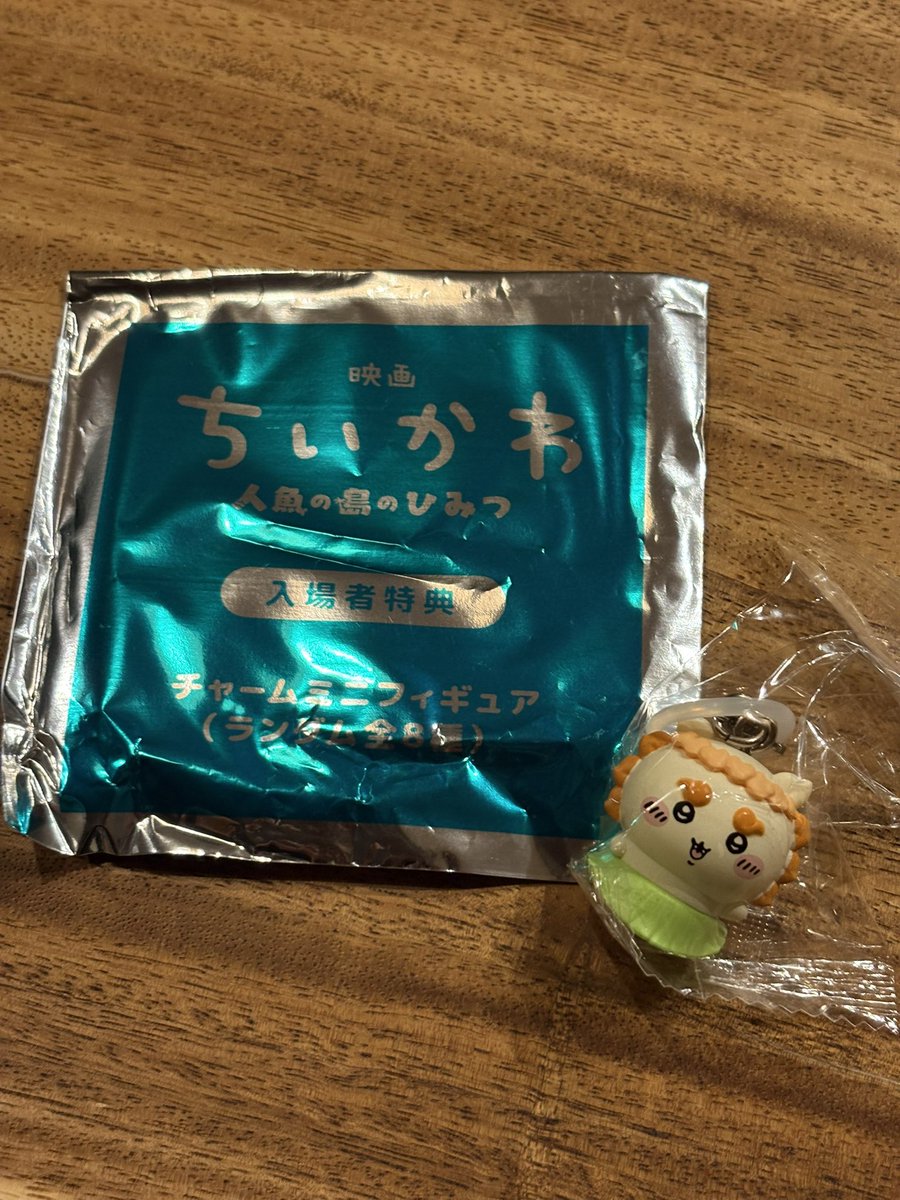 Marukuru_s's tweet photo. ちいかわの映画、行けないと思ってたけどレイトショーで行けたよー😭💕
1人で遊びに行くのは約4年ぶり😂
たったの2時間だけど、濃くて大満足の時間だった☺️
行かせてくれた相方にまじで感謝😍
入場特典はシーサーでした😄やはり推しは出ない🥲
映画グッズは、狙ってたうさぎの栞が買えたー🥰歓喜❣️ https://t.co/FfKCCbSpmV