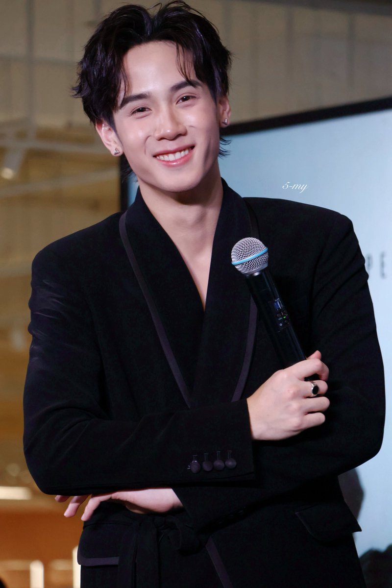 5_myyyyu's tweet photo. 🤩

 SJ IN NAKHON SAWAN

#InfinityMedicalClinicxSJ
#SurfJava #javabh
@javabh28 https://t.co/BDHDYrNmeZ
