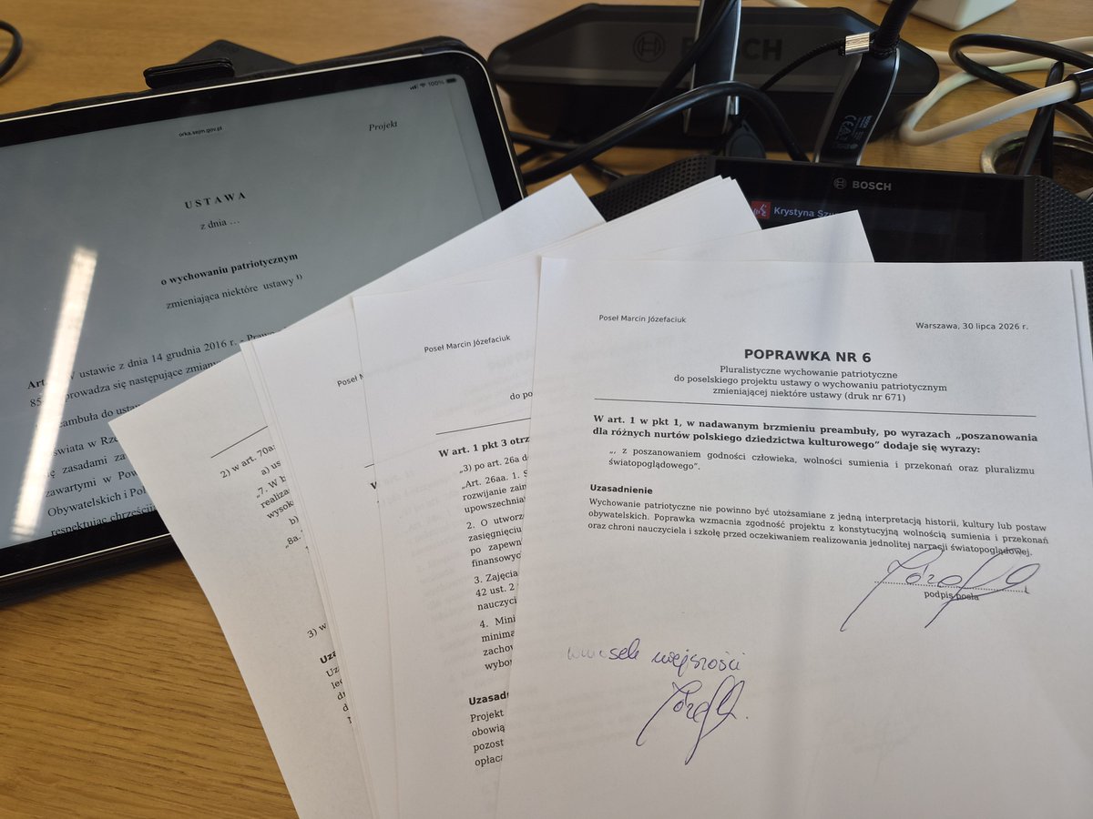 M_Jozefaciuk's tweet photo. Jestem zażenowany i wściekły. Aż opadają ręce. 

Na Komisji Edukacji zajmowaliśmy się ustawą PSL o wychowaniu patriotycznym. 

Projektodawca zapewniał: „Jesteśmy otwarci na sugestie i krytyczne uwagi”. Otwartość skończyła się przy pierwszej konkretnej poprawce.

➡️ Projekt nakazywał organizować wycieczki do miejsc wskazywanych centralnie. Moja poprawka oddawała decyzję szkole i chroniła ją, gdy brakuje pieniędzy, kadry lub bezpiecznych warunków. 15 głosów przeciw.

➡️ Projekt nakazywał każdej szkole ponadpodstawowej prowadzić klub inżynierski - bez gwarancji kadry, sprzętu i pieniędzy. Moja poprawka oddawała decyzję szkole, a zajęcia wliczała do pensum lub nakazywała za nie zapłacić. 16 przeciw.

➡️ Projekt pozwalał ministrowi określać metody pracy. Moja poprawka chroniła swobodę nauczyciela. MEN: „Negatywna opinia”. 15 przeciw.

➡️ Ustawa nie dawała prawa do wynagrodzenia za obowiązkowe wycieczki. Moja poprawka gwarantowała zgodę na wyjazd nocny lub w dzień wolny, ewidencję czasu, odpoczynek, zapłatę za dodatkową opiekę i ochronę przed konsekwencjami odmowy.

Poprosiłem o merytoryczne uzasadnienie. MEN: „Stanowisko negatywne”. Wnioskodawca: „Negatywne”. 15 przeciw.

Najszczerszy moment MEN?

„Nie wiem jaka opinia, ale nasza negatywna”.

Najpierw odrzucić. Argumenty można znaleźć później.

Oświatowa „Solidarność” i samorządy potwierdziły: więcej obowiązków, nieuregulowany czas pracy i niepoliczone koszty. Projekt był podobno „szeroko konsultowany”. Owszem - uwagi zebrano, a następnie zignorowano.

KEN miała być filarem projektu. Autorzy sami ją skreślili, a MEN podziękowało za usunięcie „zbędnej” instytucji. Czyli nici z wstępu do Samorządu Nauczycieli.

Można było poprawić błędny tytuł, usunąć przepis odwołujący się do uchylonej ustawy, zmienić nieaktualne daty i wyrzucić KEN. Nie można było tylko zapisać, że nauczycielowi należy się zapłata za pracę.

W akcie desperacji zgłosiłem poprawkę obowiązywania ustawy od 3025 roku. Odpadła. 

Poprawki zgłosiłem jako wnioski mniejszości. Wrócą na salę plenarną.

Posłowie koalicji rządzącej pokazali dziś, ile warte są ich słowa o nauczycielach i autonomii szkoły.  Zaraz będą mówić o szacunku dla nauczycieli i autonomii szkół a traktują nas jako darmową siłę roboczą. 

Zapamiętajmy, co zrobili na Komisji Edukacji.

#walczsercem #szkola #edukacja #Nauczyciele
