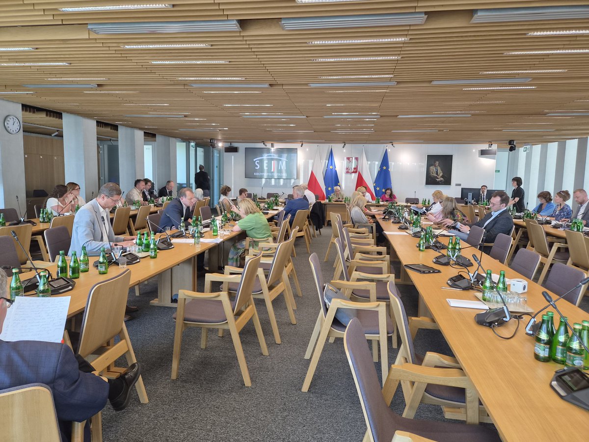 M_Jozefaciuk's tweet photo. Jestem zażenowany i wściekły. Aż opadają ręce. 

Na Komisji Edukacji zajmowaliśmy się ustawą PSL o wychowaniu patriotycznym. 

Projektodawca zapewniał: „Jesteśmy otwarci na sugestie i krytyczne uwagi”. Otwartość skończyła się przy pierwszej konkretnej poprawce.

➡️ Projekt nakazywał organizować wycieczki do miejsc wskazywanych centralnie. Moja poprawka oddawała decyzję szkole i chroniła ją, gdy brakuje pieniędzy, kadry lub bezpiecznych warunków. 15 głosów przeciw.

➡️ Projekt nakazywał każdej szkole ponadpodstawowej prowadzić klub inżynierski - bez gwarancji kadry, sprzętu i pieniędzy. Moja poprawka oddawała decyzję szkole, a zajęcia wliczała do pensum lub nakazywała za nie zapłacić. 16 przeciw.

➡️ Projekt pozwalał ministrowi określać metody pracy. Moja poprawka chroniła swobodę nauczyciela. MEN: „Negatywna opinia”. 15 przeciw.

➡️ Ustawa nie dawała prawa do wynagrodzenia za obowiązkowe wycieczki. Moja poprawka gwarantowała zgodę na wyjazd nocny lub w dzień wolny, ewidencję czasu, odpoczynek, zapłatę za dodatkową opiekę i ochronę przed konsekwencjami odmowy.

Poprosiłem o merytoryczne uzasadnienie. MEN: „Stanowisko negatywne”. Wnioskodawca: „Negatywne”. 15 przeciw.

Najszczerszy moment MEN?

„Nie wiem jaka opinia, ale nasza negatywna”.

Najpierw odrzucić. Argumenty można znaleźć później.

Oświatowa „Solidarność” i samorządy potwierdziły: więcej obowiązków, nieuregulowany czas pracy i niepoliczone koszty. Projekt był podobno „szeroko konsultowany”. Owszem - uwagi zebrano, a następnie zignorowano.

KEN miała być filarem projektu. Autorzy sami ją skreślili, a MEN podziękowało za usunięcie „zbędnej” instytucji. Czyli nici z wstępu do Samorządu Nauczycieli.

Można było poprawić błędny tytuł, usunąć przepis odwołujący się do uchylonej ustawy, zmienić nieaktualne daty i wyrzucić KEN. Nie można było tylko zapisać, że nauczycielowi należy się zapłata za pracę.

W akcie desperacji zgłosiłem poprawkę obowiązywania ustawy od 3025 roku. Odpadła. 

Poprawki zgłosiłem jako wnioski mniejszości. Wrócą na salę plenarną.

Posłowie koalicji rządzącej pokazali dziś, ile warte są ich słowa o nauczycielach i autonomii szkoły.  Zaraz będą mówić o szacunku dla nauczycieli i autonomii szkół a traktują nas jako darmową siłę roboczą. 

Zapamiętajmy, co zrobili na Komisji Edukacji.

#walczsercem #szkola #edukacja #Nauczyciele