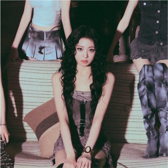AhyeonBrasil's tweet photo. #AHYEON em novo visual photo em grupo para “MOON”. 🧛🏻‍♀️

#아현 #アヒョン #BABYMONSTER https://t.co/nKryXv413D