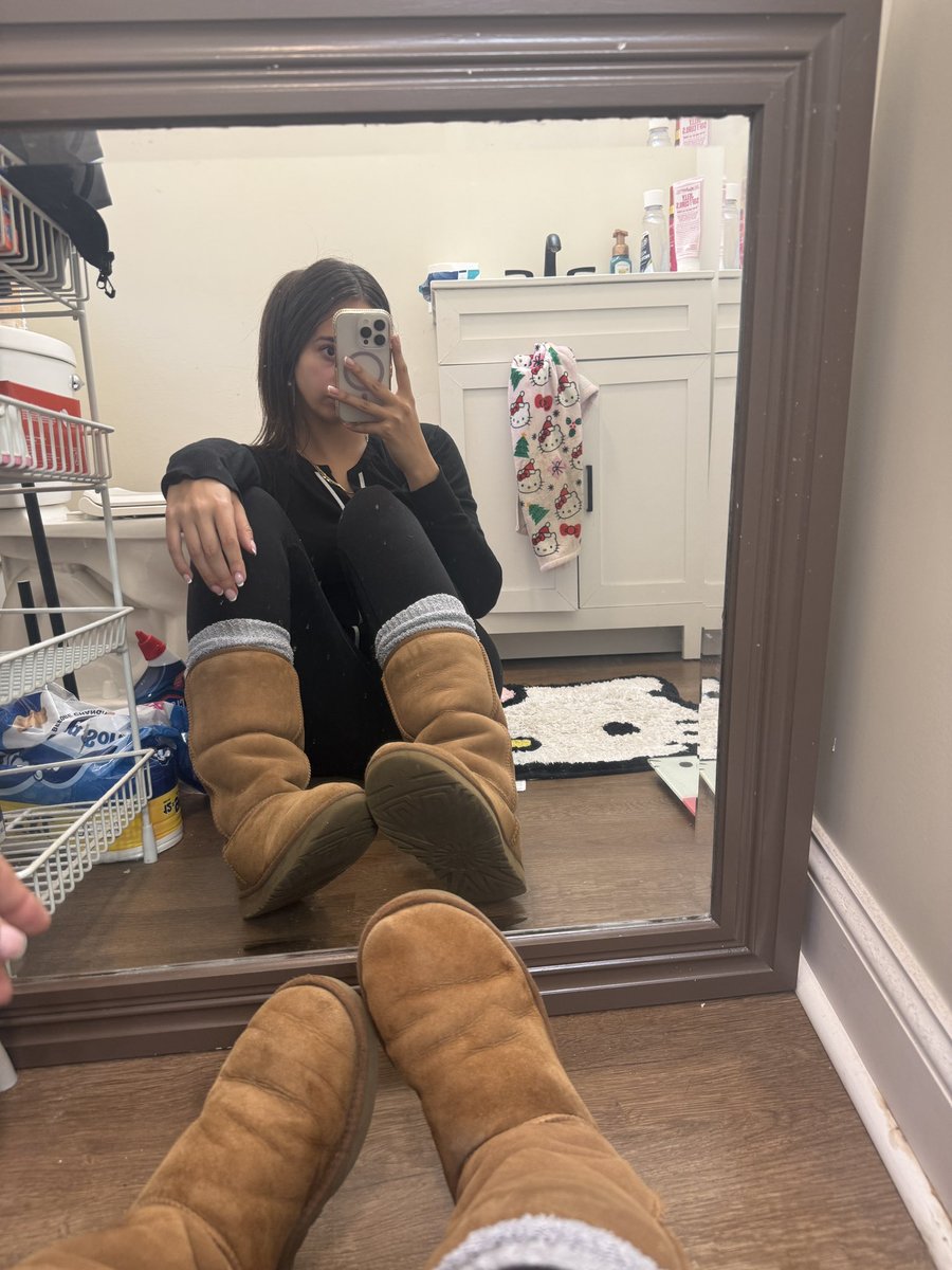 babyspicetoofly's tweet photo. used ugg boots i’m selling
they’re gonna be $400 minimum but it’ll go to the best offer
and i DONT need the money they are just too beat up for my taste so serious inquiries only i WILL block you if you waste my time https://t.co/bHYMTD8Bpo