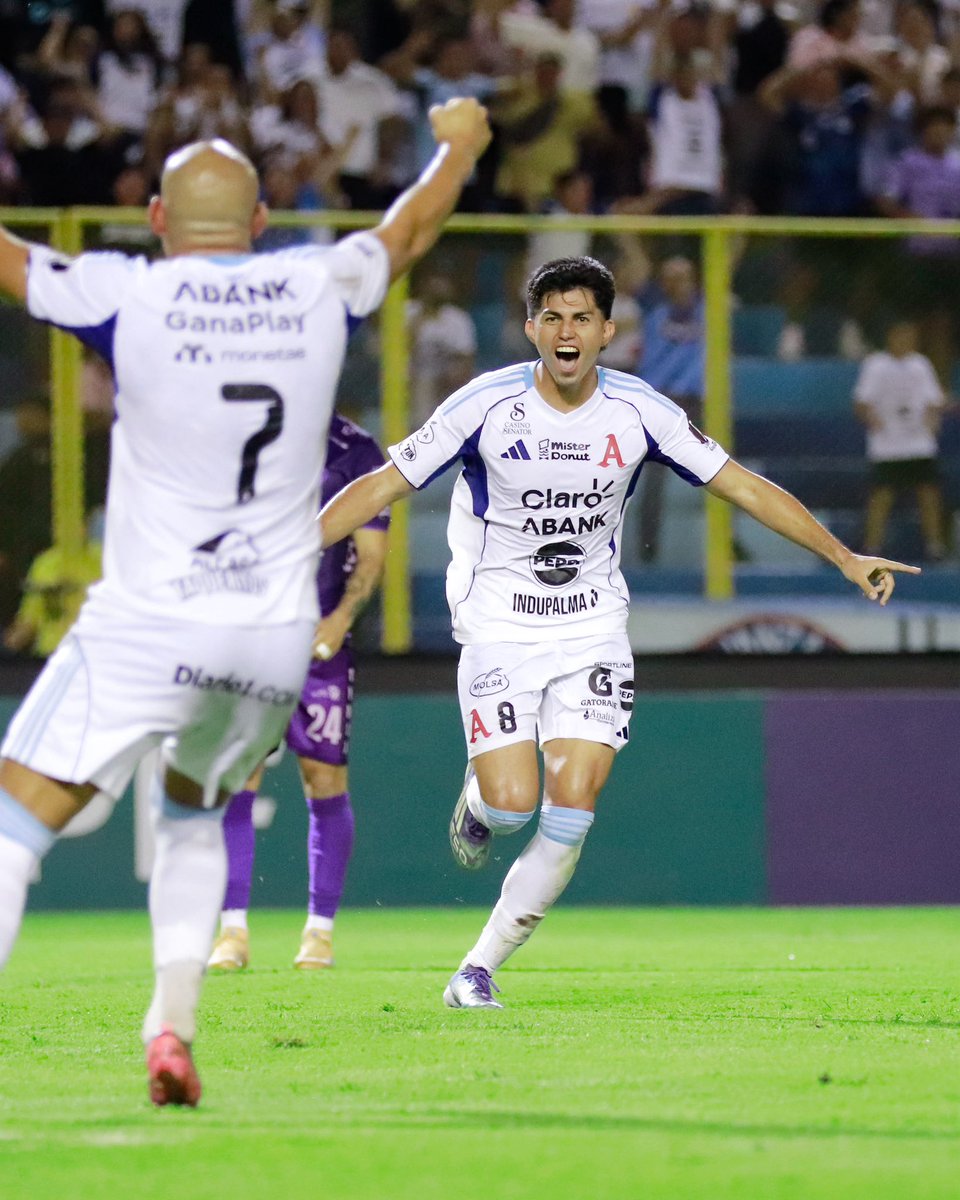 H_osorioo's tweet photo. Que bien se siente estar de vuelta, gracias a Dios!
Hermosa noche ayer la próxima semana  todos juntos!!🤍🅰️ https://t.co/fsDnQzKctY