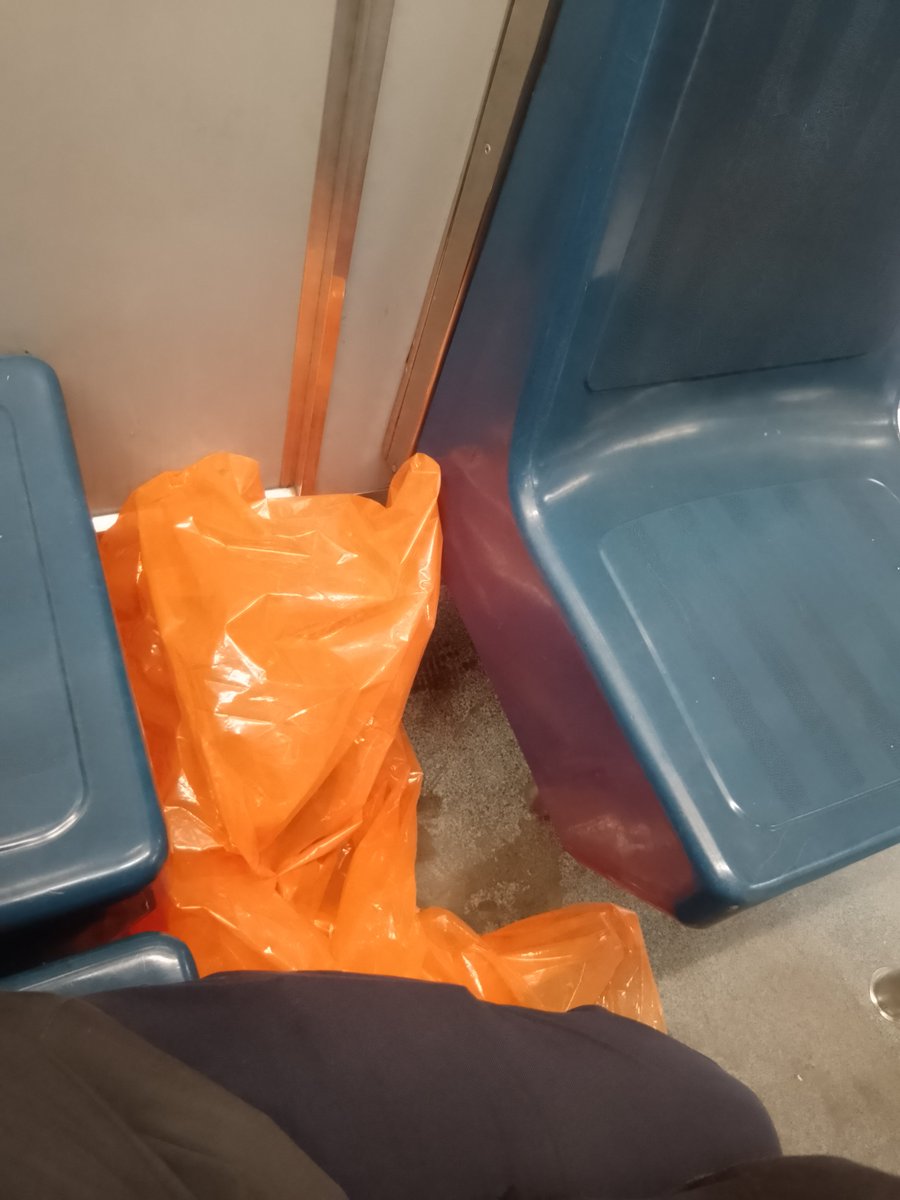 drakalat's tweet photo. @MetroCDMX Y todavía de que se hacen pendejos en la paz ni limpian los trenes y el desmadre que deja la gente puerca. https://t.co/mmra7mns7J